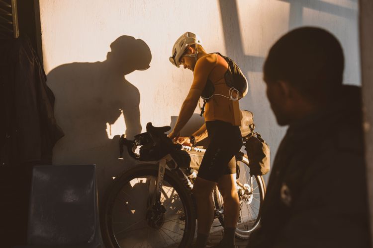 Rose Backroad mit Tailfin Taschen für bikepacking gravel trip durch Afrika von Erik Horsthemke.