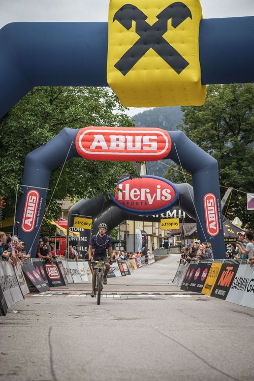 Die Zieleinfahrt der Salzkammergut Trophy mit hunderten Fans gesäumt ist ein Highlight!