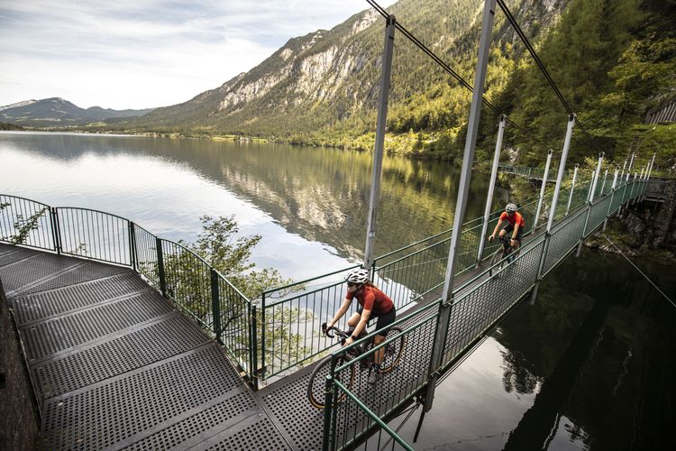 The cycling path above the Hallstatt lake is a special scenery for bikepackers in the Salzkammergut area.