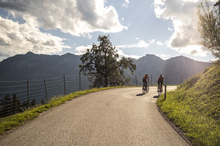 Selbst auf den kleinen asphaltierten Straßen ist das Radfahren in Bad Goisern perfekt.