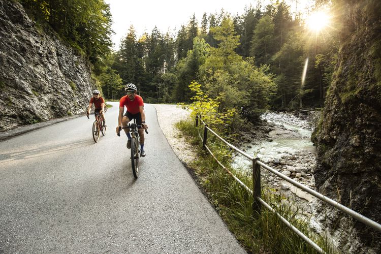 Fahrt mit dem Fahrrad entlang des Weißenbachs auf die Postalm! Es ist die Fahrt eures Lebens.