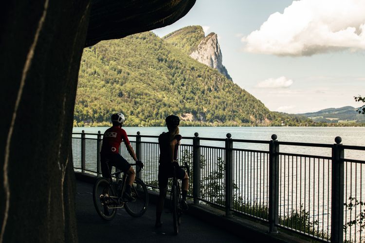 Die Aussicht vom Radweg am Mondsee ist einzigartig und atemberaubend.