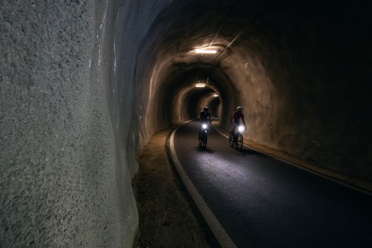 Ein Tunnel nur für Radfahrer führt euch in surrealer Umgebung entlang des Mondsees in Österreich.