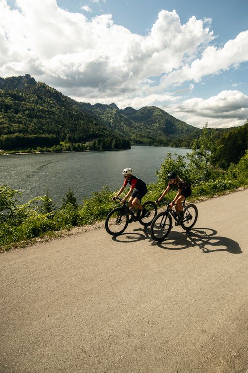 The Schwarzensee lake is more of an insider tip for the Salzkammergut in Austria and it is gorgeous for a gravel bike tour.