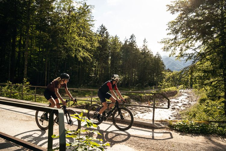 Das österreichische Salzkammergut verfügt über ein unglaubliches Netz an Forststraßen, die perfekt für Schotterräder geeignet sind.