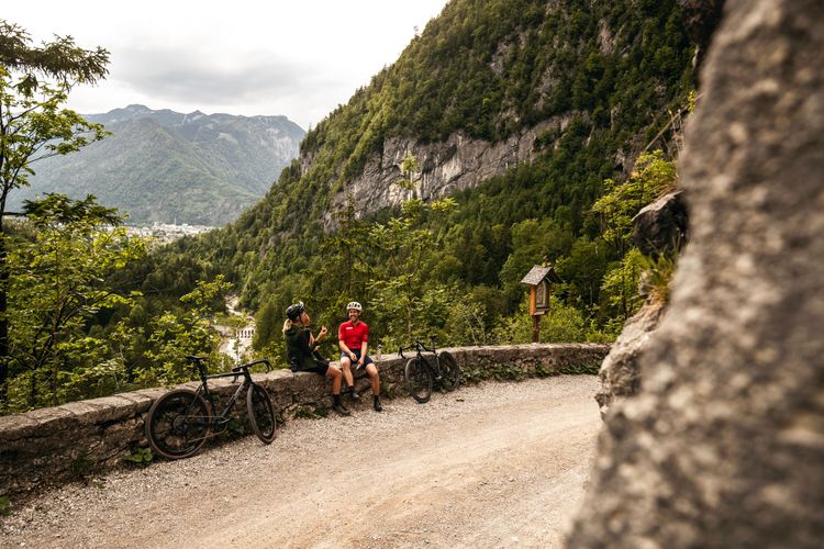 Die Schotterstraße entlang des Rindach bietet für Gravelbiker unglaubliche Panoramen auf den Ort Ebensee.