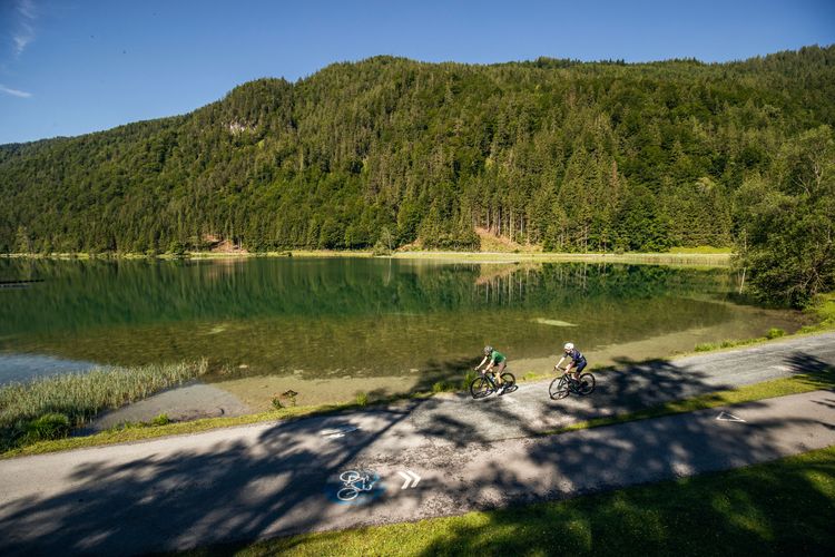 The Cyclingpath along the Pillersee Lake in Tirol provides a perfect mix of tarmac and gravel for bikers.