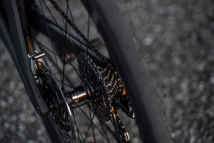 Fulcrum uses their own USB spoke system and ceramic bearing hubs for their speed wheels.