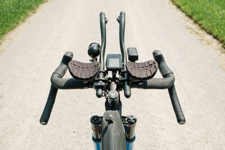 A clean but functional cockpit for bikepacking with Zipp Vuka aero bars, SON Ladelux and Coros Dura.