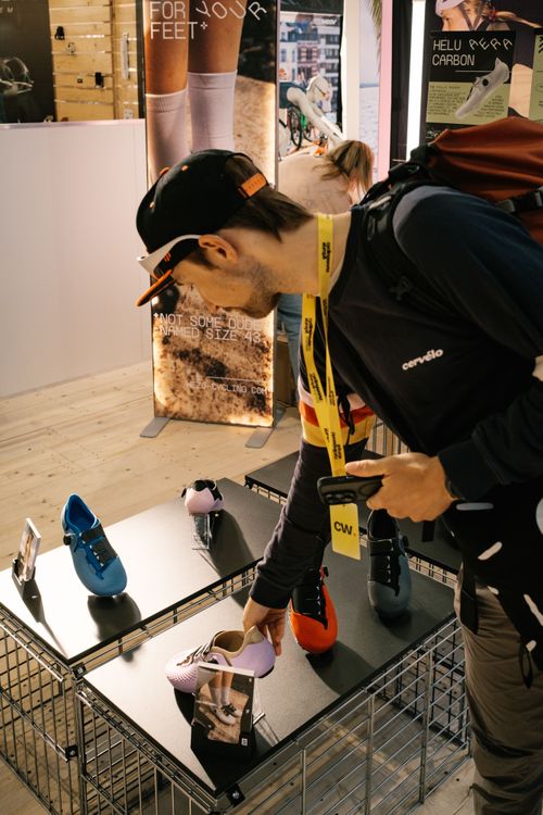 HEZO produziert vollständig 3D-gedruckte Custom-Schuhe. Der Fuß wird gescannt, und die Teile des Schuhs werden auf Basis dieses Scans gedruckt.