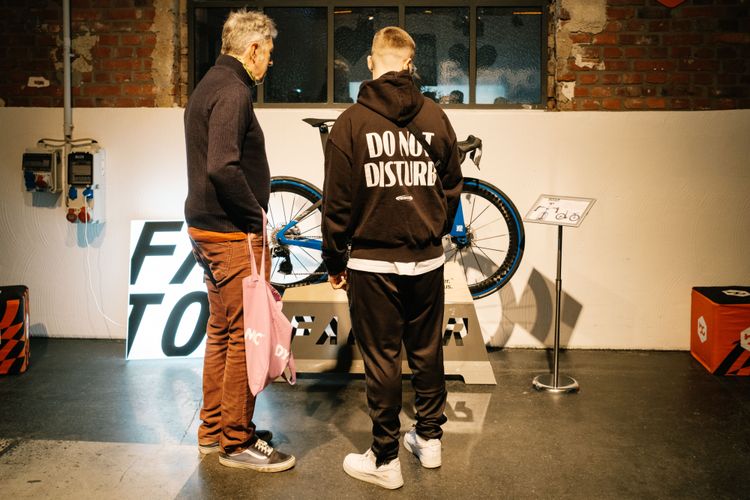 Nicht alle Bikes standen für Testrides bereit. Dieses Factor X Bugatti ONE war eines der fragwürdigeren Bikes auf der Messe.