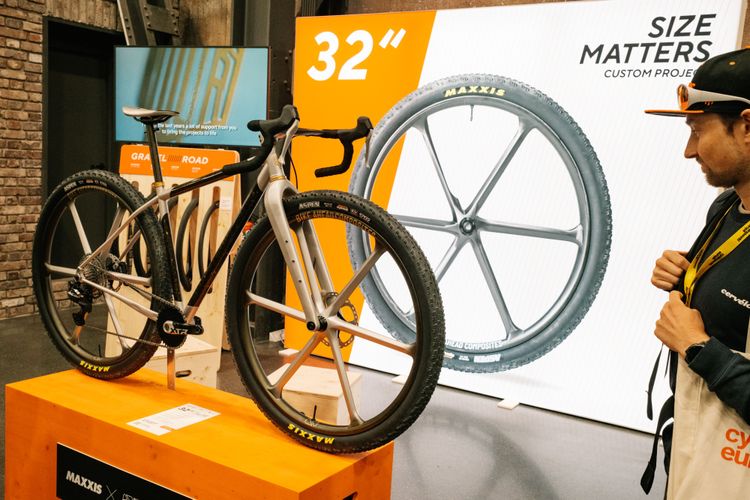 MAXXIS zeigte ein Prototyp-Gravelbike aus Carbon und Titan mit 32"-Aspen-Laufrädern.