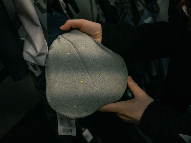 Das Chamois der Q36.5-Bibshort sieht ziemlich speziell aus und soll aus zwei separaten Schichten bestehen, die die Bewegung zwischen Sattel und deiner kostbaren Haut voneinander entkoppeln.