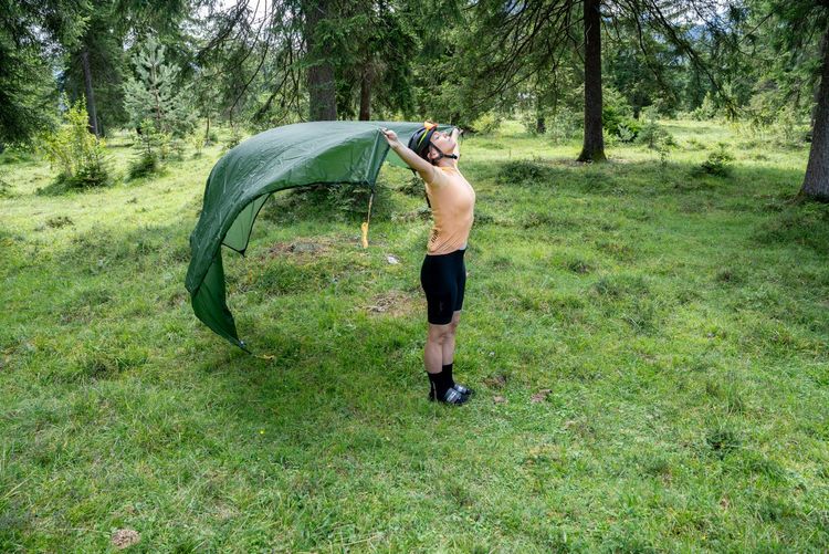 Mehr Freiheitsgefühl als mit Tarp geht beim Regenschutz nicht. Der Komfort ist allerdings überschaubar.