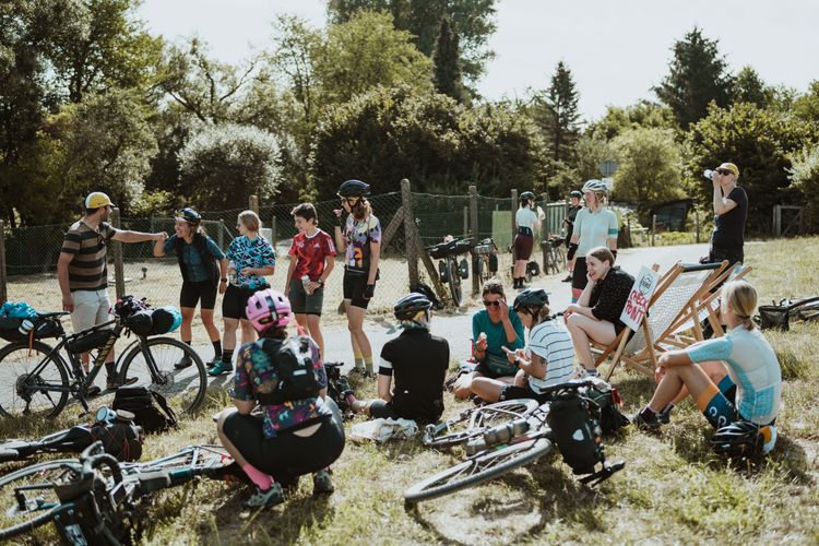 Jesko Woerthern ist das Mastermind hinter der Taunus Bikepacking Route und hat es sich nicht nehmen lassen die TeilnehmerInnen des Women's Weekender kräftig zu unterstützen