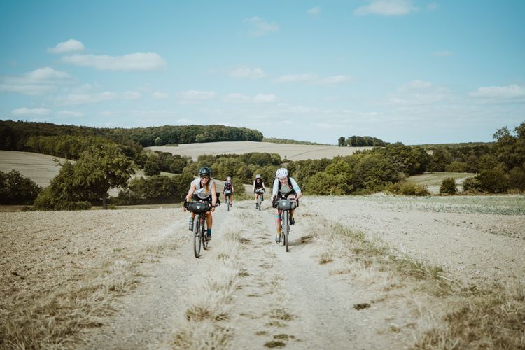 Die Teilnehmer*Innen des TWAR X komoot Women's Taunus Teaser ließen sich von der anspruchsvollen Bikepacking-Strecke nicht aufhalten.