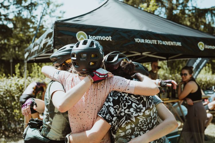 The participants of the komoot women's weekender support each other ride together.