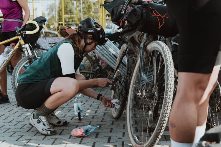 Participants of bikepacking events have to maintain and fix their bikes themselves.
