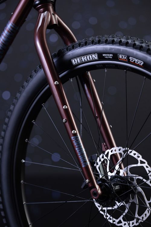 The Bombtrack Beyond Midtail comes with suspension corrected geometry but can run a rigid SEIDO BPS fork.