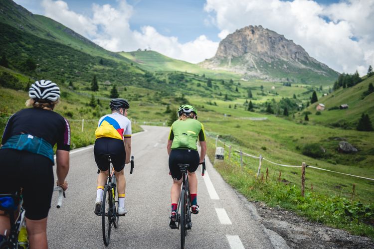 Following the routes of the Giro d'Italia on the legendary passes of the Dolomites on a road bike with komoot!