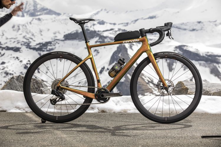 Some gravelbikes like the Cervélo Aspero have geometries close to roadbikes ans certainly might feel like one on skinny tires. - Photo David Robinson
