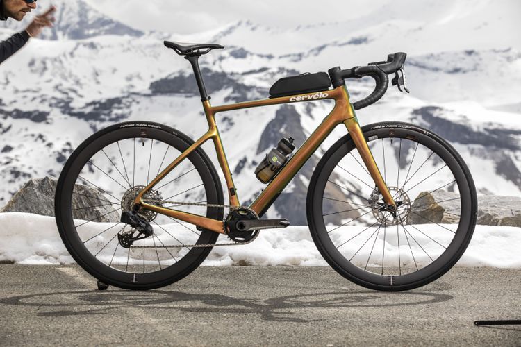 Einige Gravelbikes wie das Cervélo Aspero haben eine rennradähnliche Geometrie und fühlen sich auf dünnen Reifen auch so an. - Foto David Robinson