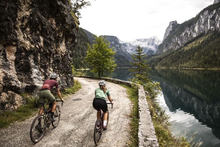 Graveltour high above the Gosau Lake