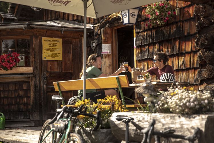 Die Zeishofalm bietet Essen und Trinken für Radfahrer, die auf den Hornspitz fahren.