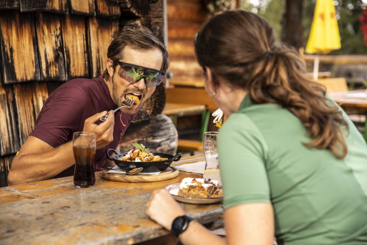 Besonders empfehlenswert ist der Kaiserschmarrn auf der Zeishofalm. 