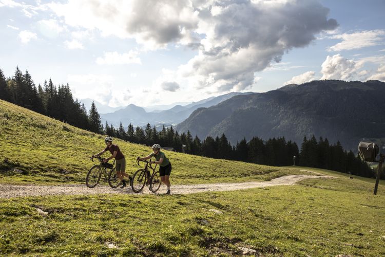 Eine kurzer Hike-A-Bike mit dem Fahrrad hinauf zum Hornspitz wird mit einem fantastischen Panorama belohnt.