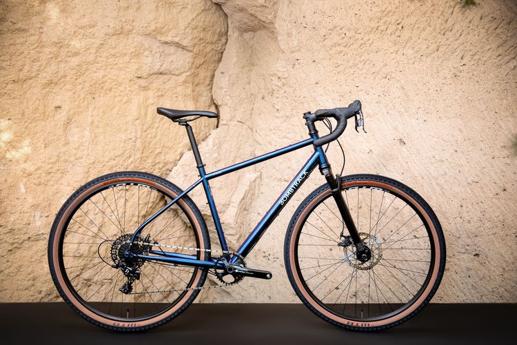 Beyond SUS 2023 Gravel bike with suspension fork.