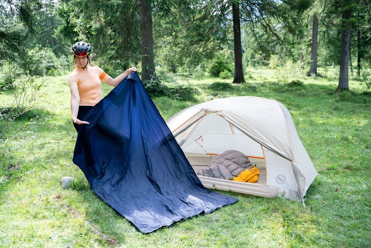 Passende Footprints gibt es von fast jedem Hersteller für die jeweiligen Zelte, man kann aber auch eine beschichtet Picknickdecke mitnehmen. Hauptsache, es liegt irgendwas drunter.