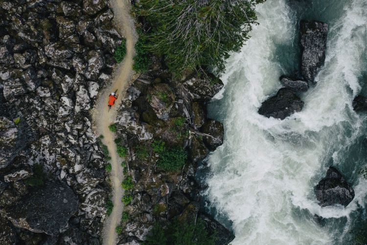 Gravelbikes wie das Santa Cruz Stigmata sind dafür gemacht, den Fahrer in abenteuerliche Landschaften abseits der Straßen zu bringen.