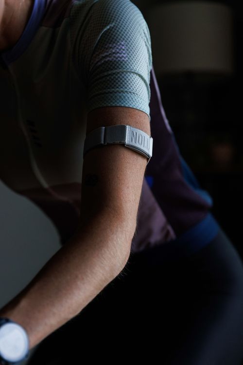 Der Coros‑Herzfrequenzsensor gehört zu den besten am Markt – getragen am Oberarm, nicht an der Brust.