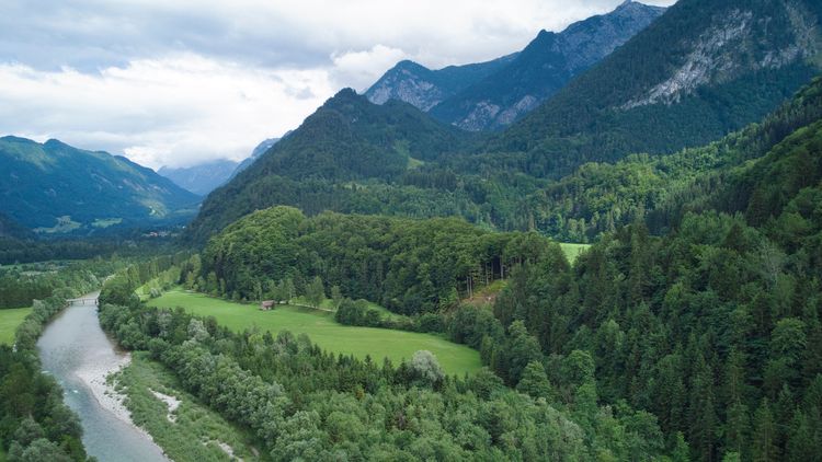 The Tennengebirge mountains in the Lammertal valley offer perfect panoramas for gravel bike tours in Salzburger Land.