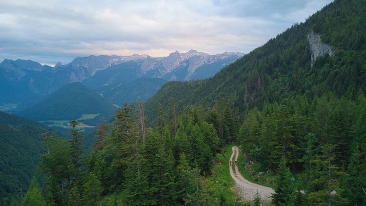 Die Schotterstraße hinauf zum Seewaldsee führt durch ein malerisches Tal mit Alpenblick.