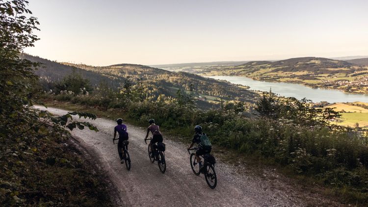 The gravel road above Irrsee is amazing for gravel bikes and delivers fantastic panoramas.