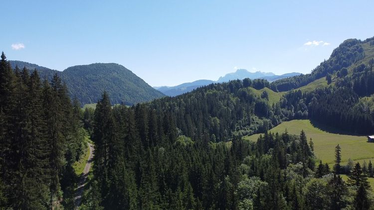 Steile Straßen mit schönen Panoramen rund um St. Johann in den Tiroler Alpen sind ein Paradies für Radfahrer:innen.