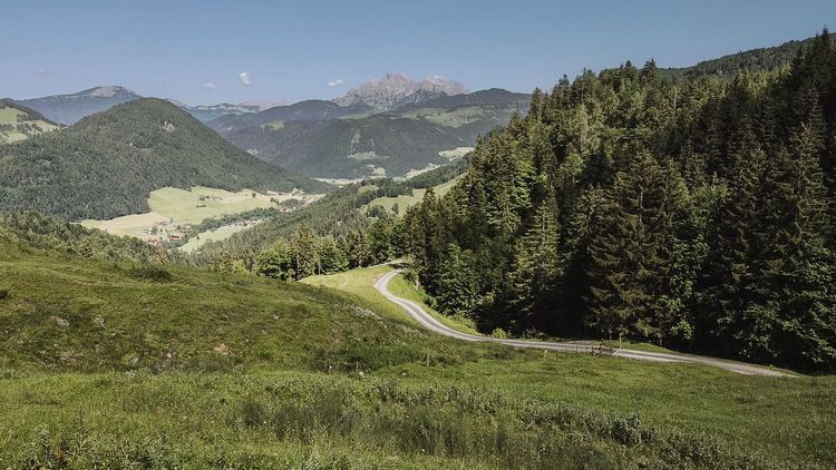 Das Panorama von der Kaiserniederalm ist atemberaubend und ein Traum für Mountainbiker.