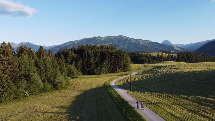 Traumstraßen für Radfahrer:innen rund um Oberndorf in den Kitzbüheler Alpen, Tirol.