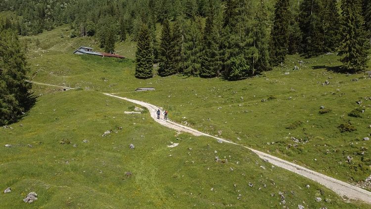 Alpine Landschaften und epische Anstiege machen die Kitzbüheler Alpen zu einem Paradies für Mountainbiker. 