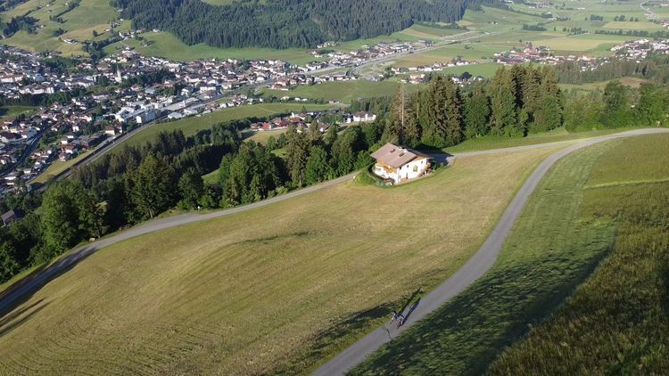 From Kirchberg in Tirol, the trail leads up to the Sonnberg on beautiful farm tracks.