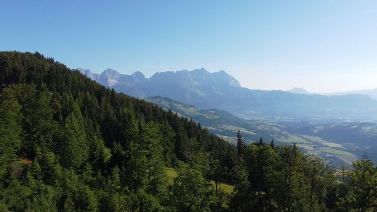 Wer auf den Sonnberg hinaufradelt, wird mit vielen beeindruckenden Ausblicken auf den Wilden Kaiser und die Kitzbüheler Alpen belohnt.