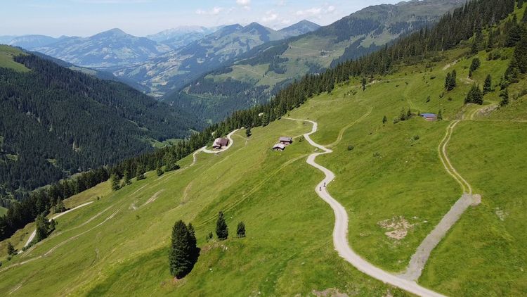 Die Abfahrt von der Filzenscharte ist einfach perfekt. Bucket List Mountainbike Tour in Tirol, Österreich