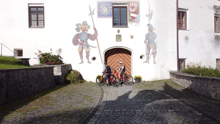 Der Start der KAT Bike E-Njoy bei der Wallfahrtskirche Mariastein ist eine beeindruckende Kulisse.