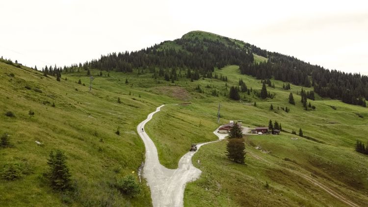 Der Aufstieg zum Brechhornhaus ist steil, belohnt aber mit einem schönen Panorama für Mountainbiker.