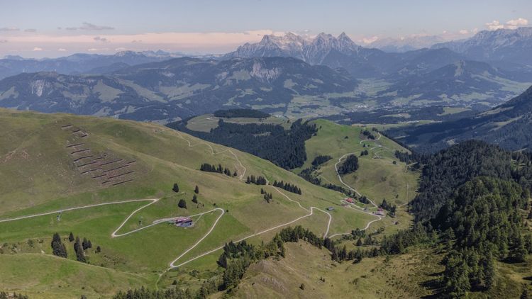 Der Anstieg über das Raintal zum Kitzbüheler Horn führt in vielen Serpentinen auf Schotter von St. Johann in Tirol hinauf.