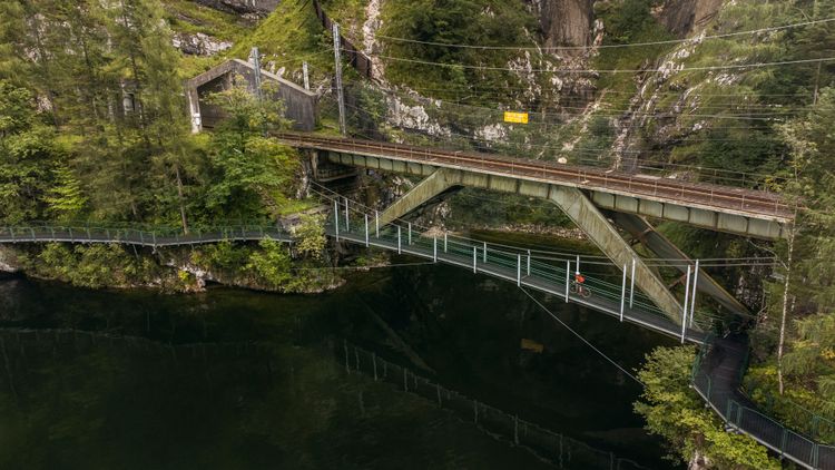 The small path above the lake on the eastern side of lake Hallstatt is a stunning experience for gravelbikers!