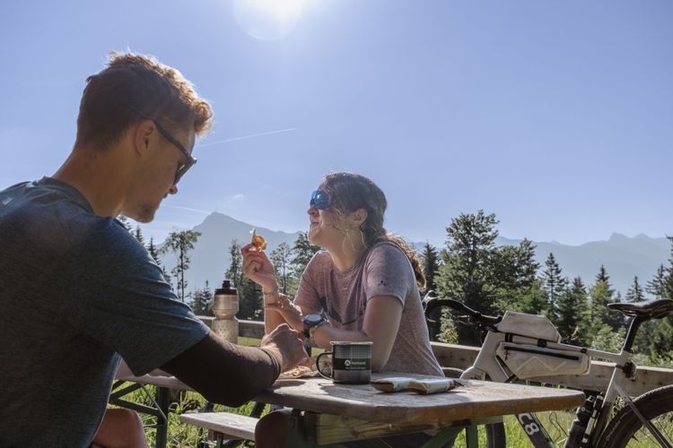 Ein Picknick mit Blick auf das Kitzbüheler Horn ist die perfekte Möglichkeit, die Gravelroute auf den Sonnberg zu genießen.
