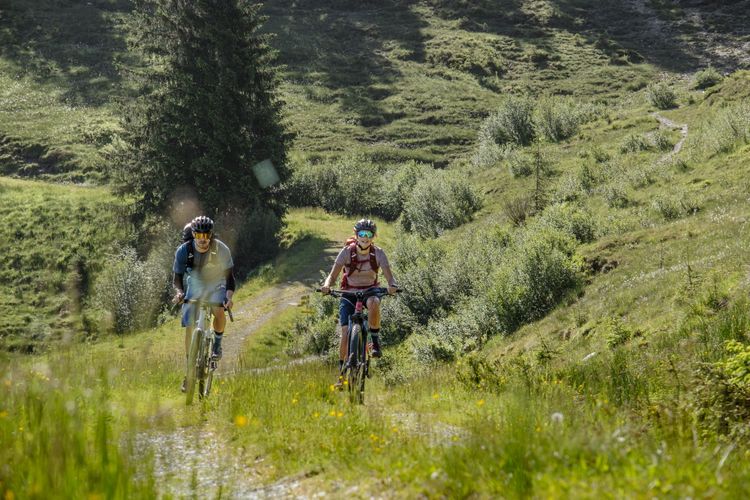 Gravel bike or e-bike? Take what you like. The Kitzbühel Alps offer great terrain for all cyclists.